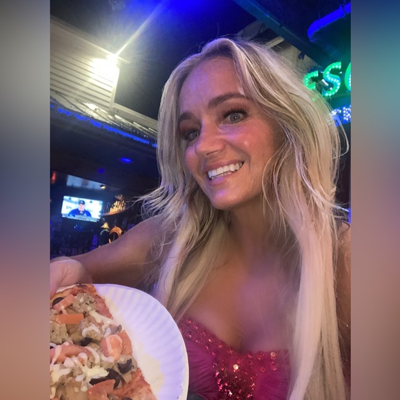 Meet your Posher, Anne - Picture 3 of 8